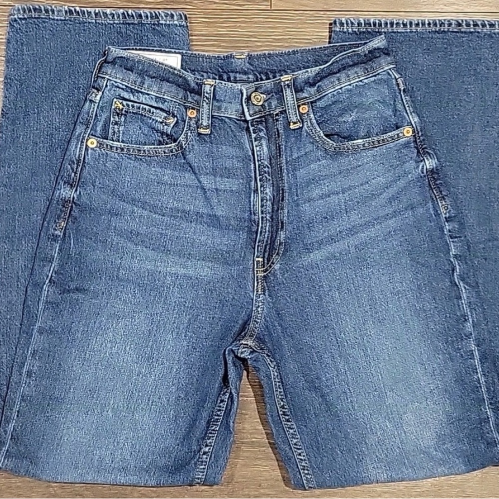 Gap '90s Inspired Loose High Rise Jeans Size 27 | 4 R
Perfect condition